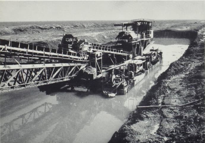 Construction work and dredging during the Ghab Reclamation Project along the Orontes River, Syria (1962). Source: Fischer, H. (1962). Begegnung mit Syrien (p. 72). Brockhaus.